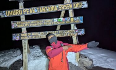 🗻 5895m 🇹🇿 mtkilimanjaro kilimanjaro sunrise chasingsunrise adventurego(jpg) 5